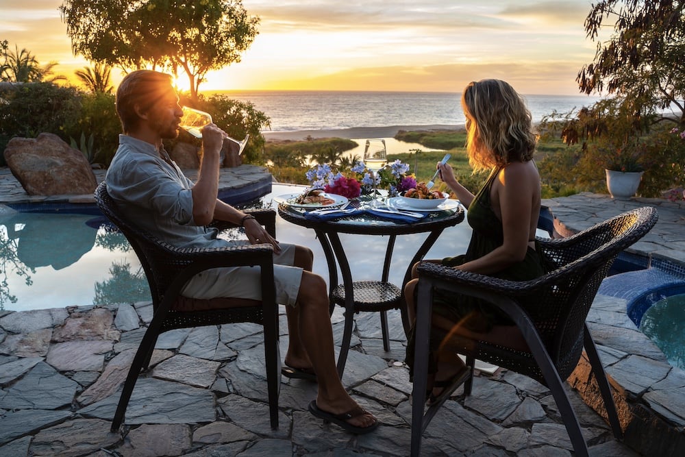 Los Colibris couple dining